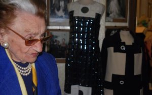 Micol Fontana, com seus 97 anos, em seu ateliê.