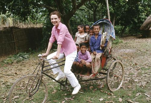 Audrey brinca com um grupo de crianças em Bangadlesh, 18 á 24 de outubro de 1989.